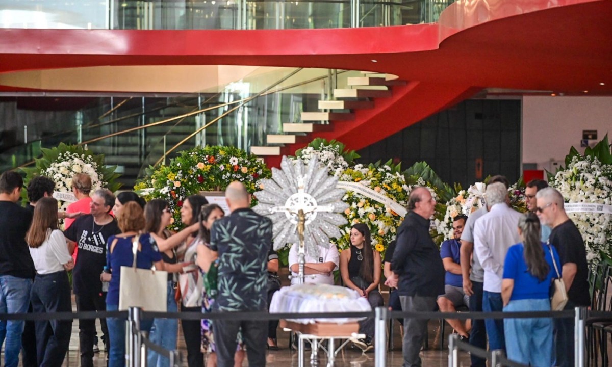 Último adeus a Lô Borges reúne fãs e familiares no Palácio das Artes, em BH