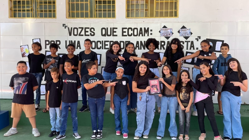 Alunos de Divinópolis lançam livro antirracista que emociona a cidade e mostra o poder transformador da educação 546ea972d349f658dcfe323c3ce300ca