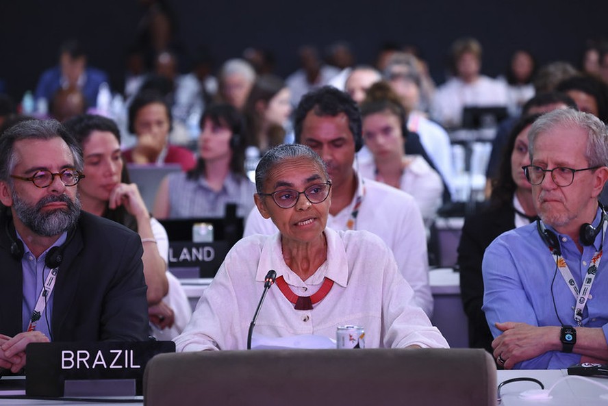 Marina Silva é recebida com aplausos na COP30 e se emociona em discurso que para plenária em Belém