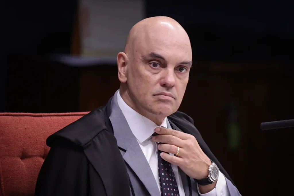 Autoridades de Brasília usam laudo médico para tentar livrar Bolsonaro da Papuda Alexandre-Moraes-Primeira-Turma-do-Supremo-Tribunal-Federal-STF-julgamento-do-Nucleo-4-dos-envolvidos-em-tentativa-de-golpe-de-Estado-Metropoles-2