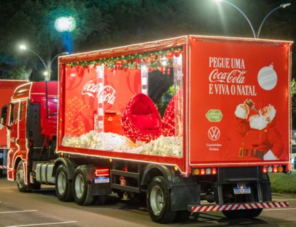 Caravana da Coca-Cola leva o encanto do Natal para oito cidades mineiras com ações ecológicas e espetáculo visual