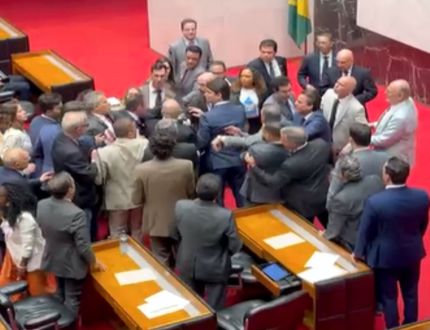 Confusão na Assembleia: empurrões, xingamentos e a aprovação da PEC que abre caminho para privatização da Copasa