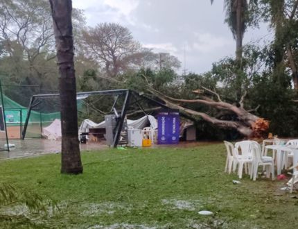 Divinópolis Clube fecha após destruição causada por forte chuva e vendaval que deixou feridos durante semifinal de futebol Divinópolis clube - fechado