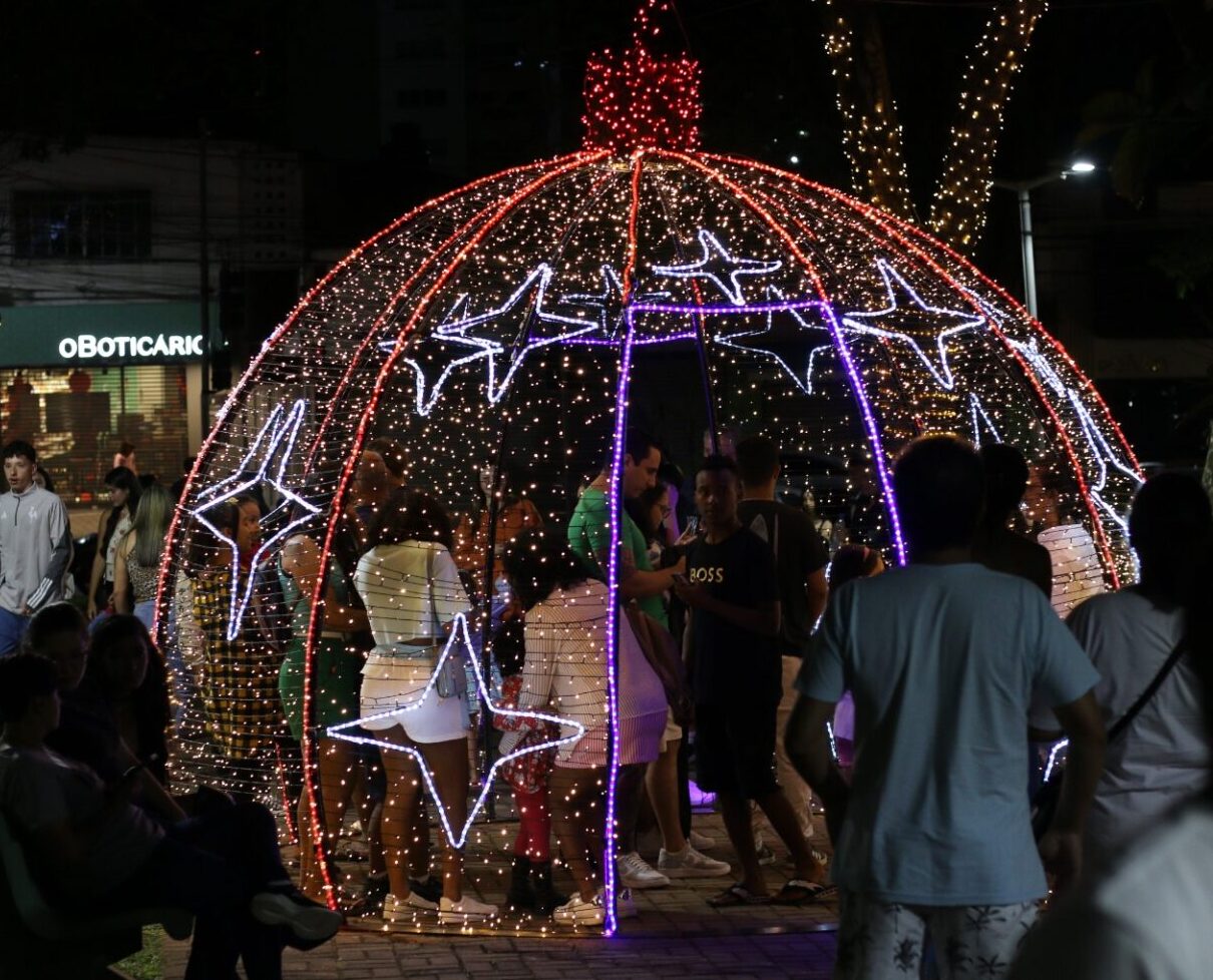 Itaúna acende a “Fantástica Cidade do Natal” e primeira noite arrasta multidão ao Centro com música, luzes e emoção