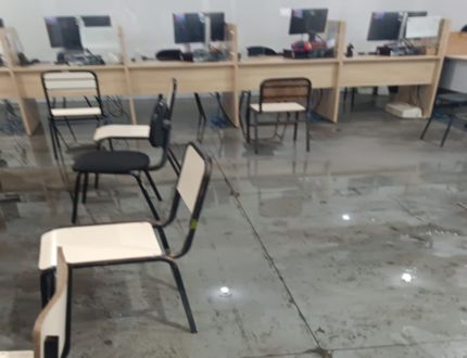Chuvas danificam telhado e suspendem atendimento da Farmácia Central em Divinópolis por dois dias