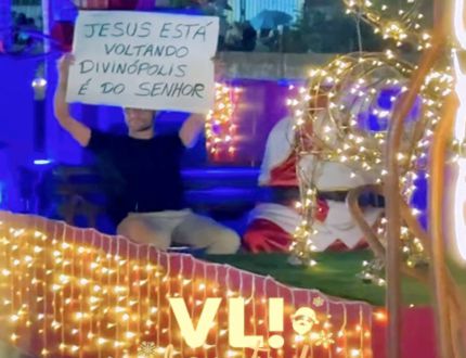 VLI politiza chegada do Papai Noel em Divinópolis e prefeito Gleidson Azevedo usa nome de Jesus para autopromoção eleitoral