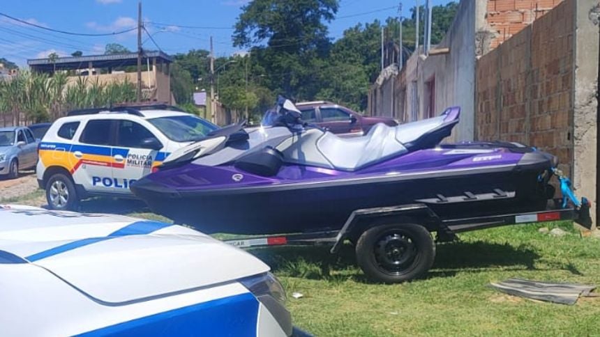 Jet ski furtado é localizado em obra no Nova Holanda e homem acaba preso por receptação em Divinópolis