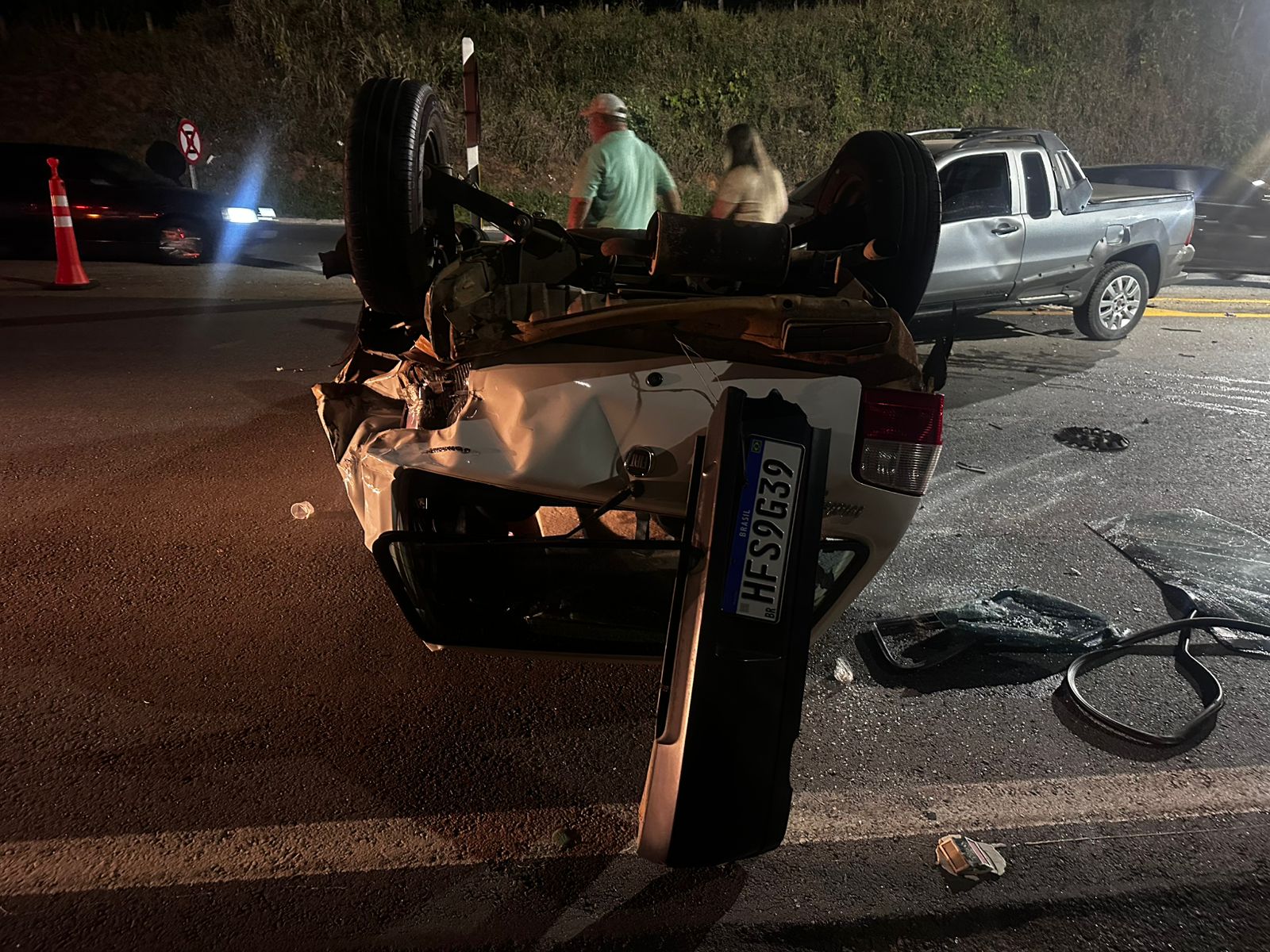 Carro capota na MG-050 e deixa mulher e criança feridas após batida em São Sebastião do Oeste