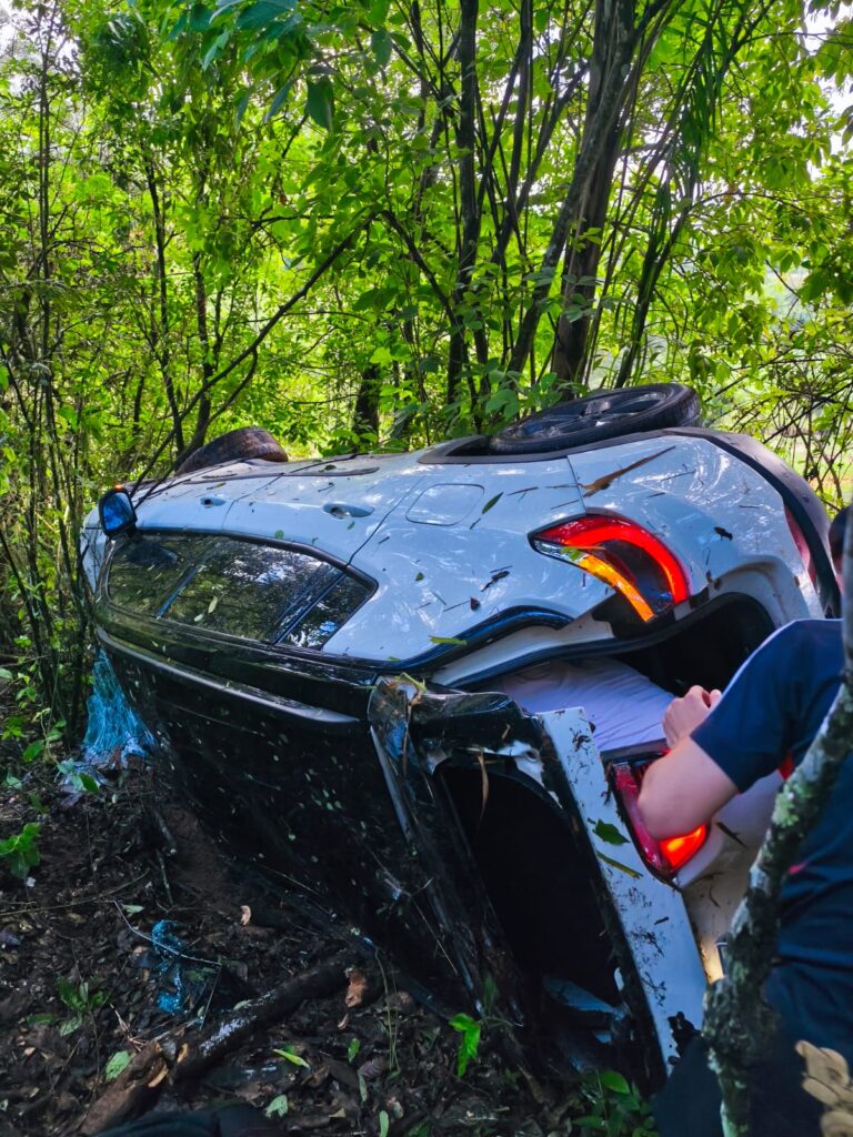 Jeep Compass despenca em abismo na BR-354 em Formiga e deixa três feridos após motorista perder controle na curva IMG-20251123-WA0041