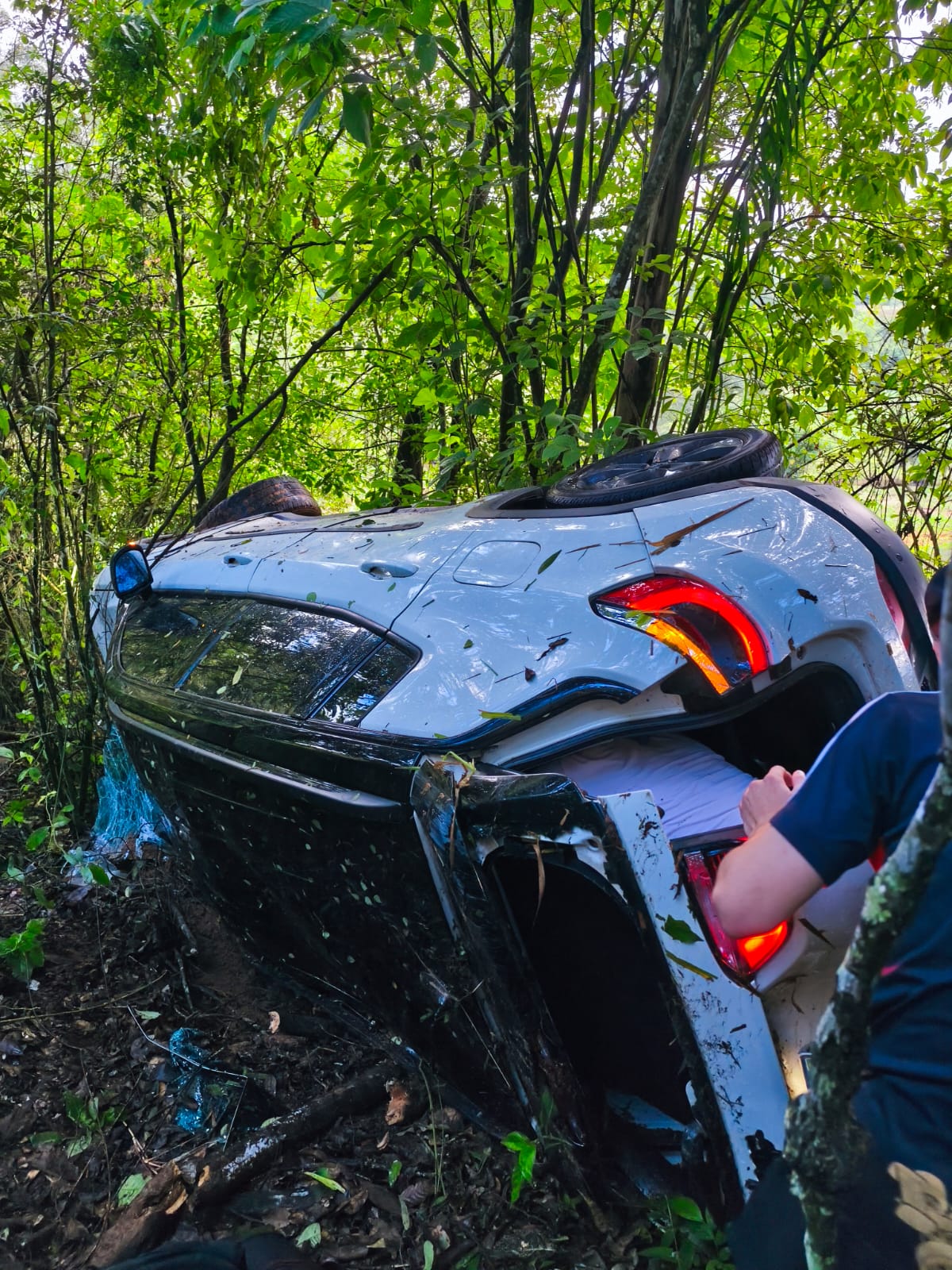 Jeep Compass despenca em abismo na BR-354 em Formiga e deixa três feridos após motorista perder controle na curva