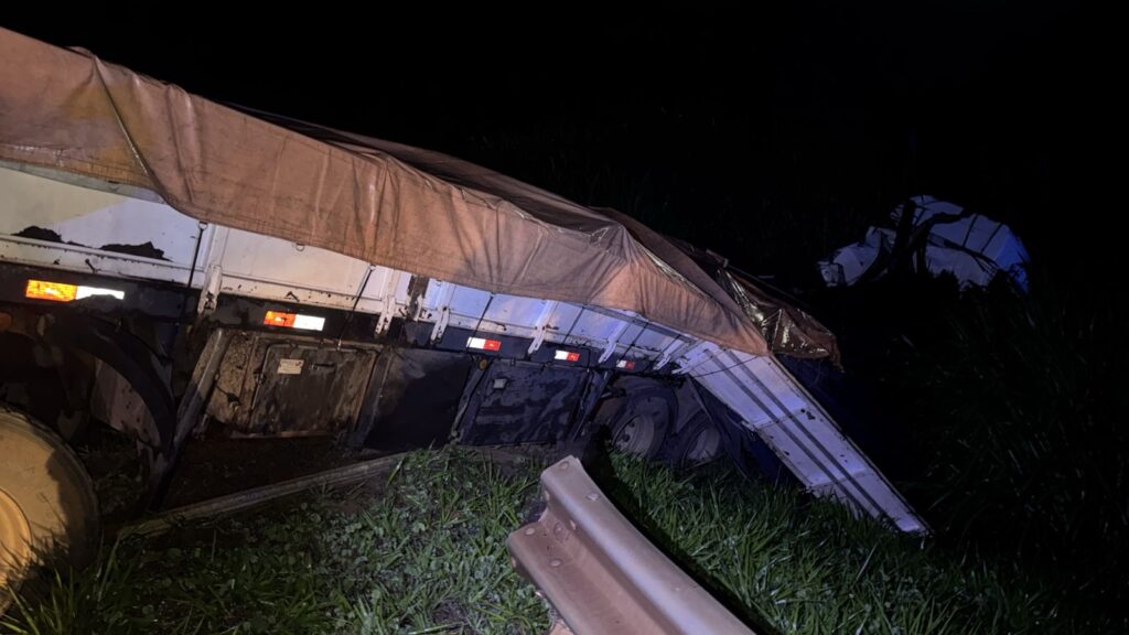 Carreta perde controle, cai em abismo na MG-050 e motorista sobrevive em Itaúna IMG-20251125-WA0010