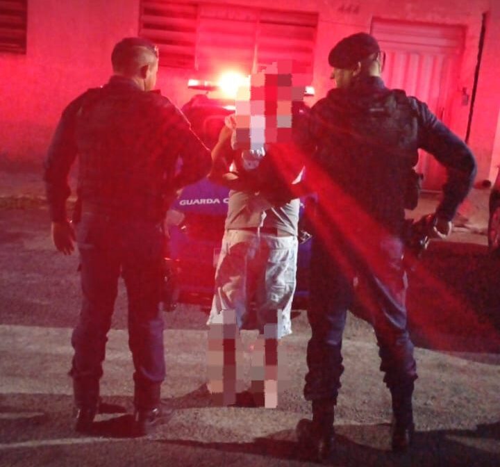Homem agride, arrasta companheira e ameaça com facão; é preso