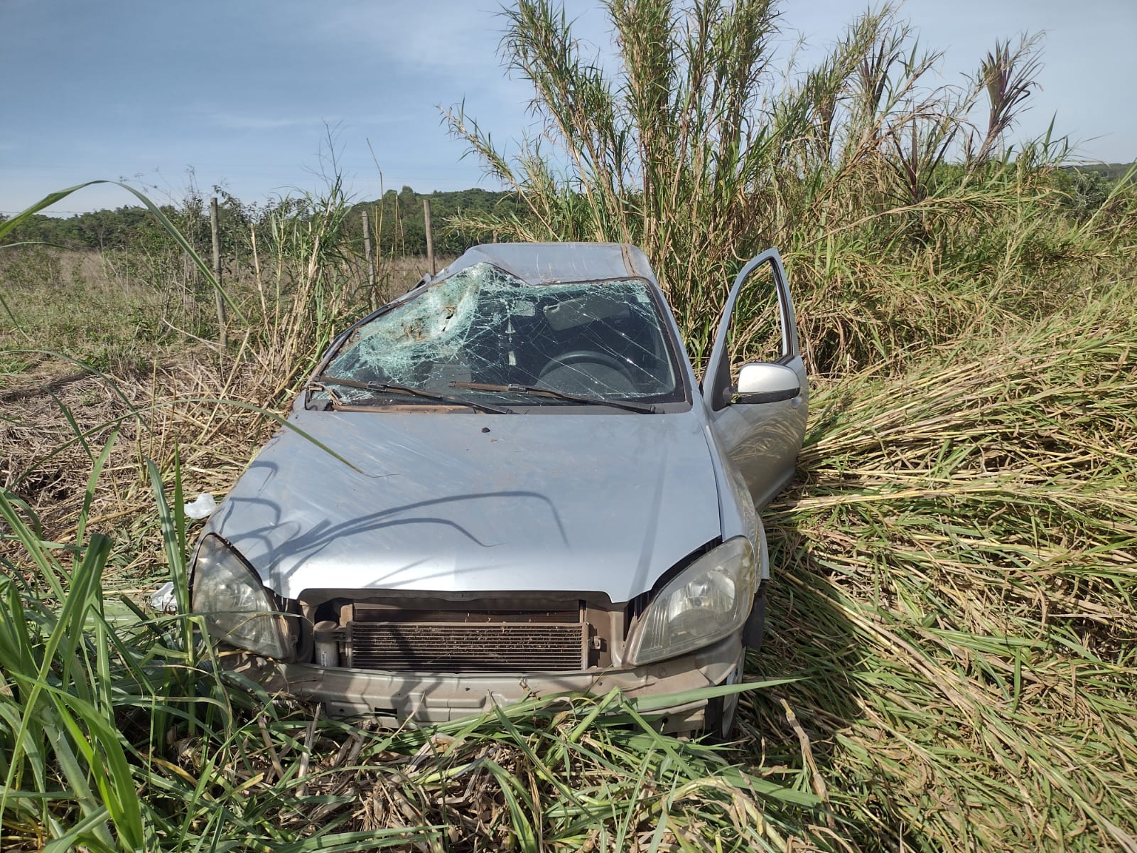 Capotamento na BR-494: condutora perde controle após ser fechada por outro veículo, próximo a Marilândia
