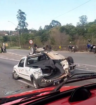 Acidente grave trava Fernão Dias em Extrema; trânsito anda em apenas uma faixa e fila já passa de quilômetros