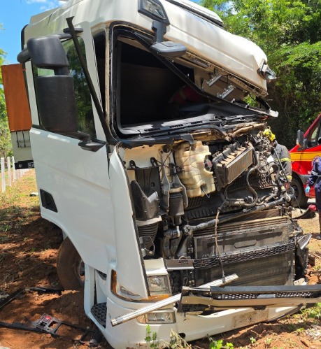 Colisão entre carretas deixa motorista morto na BR-352, em Pará de Minas