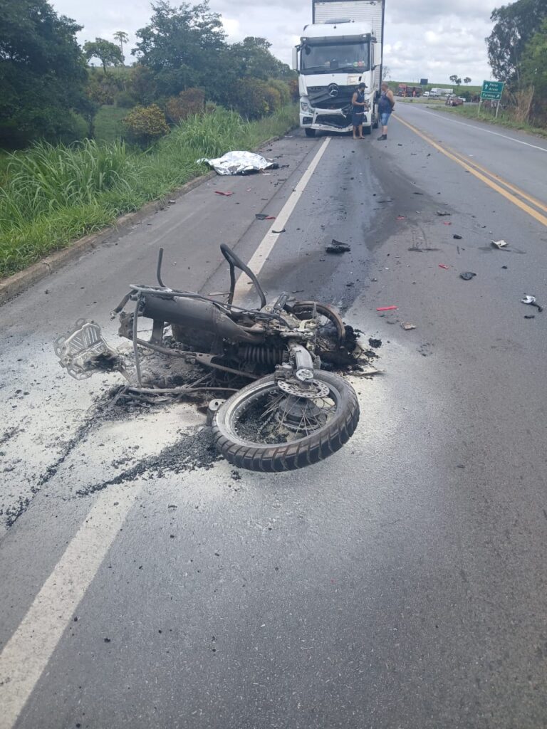 Jovem de 19 anos morre após moto pegar fogo em colisão frontal na BR-354, em Formiga Imagem do WhatsApp de 2025-11-16 à(s) 15.01.27_830c89fd