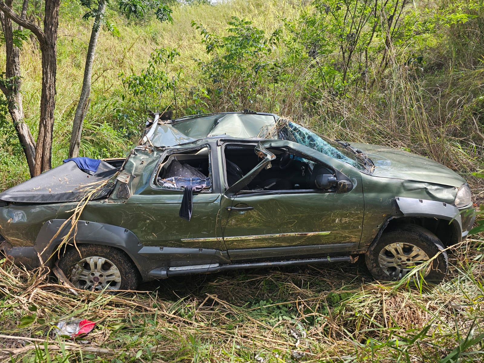 Jovem de 28 anos é encontrado morto após cair com carro em abismo na MG-431, em Itaúna