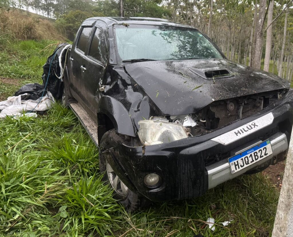 Hilux capota na MG-050, em Pedra do Indaiá, e motorista é resgatado pelo Corpo de Bombeiros Imagem do WhatsApp de 2025-11-17 à(s) 11.22.55_b1742d0b