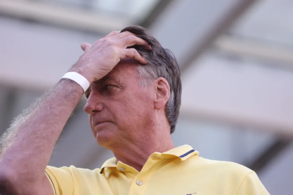Fim dos recursos deixa Bolsonaro a um passo da execução definitiva da pena de 27 anos Jair-Bolsonaro-deixa-hospital-DF-Star-apos-serie-de-exames.-O-ex-presidente-segue-para-sua-residencia-no-condominio-Solar-de-Brasilia-no-Jd.-Botanico-onde-cumpre-prisao-domiciliar-Metropoles-1