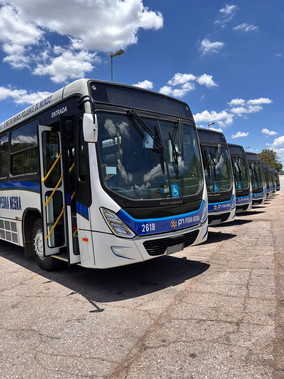 Primeiros ônibus zero km da Pedra Negra chegam a Itaúna e iniciam renovação total da frota municipal