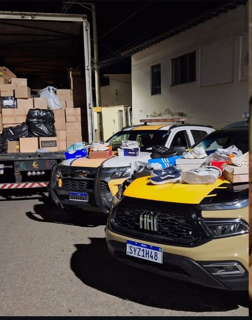 Operação da PMMG apreende caminhão com 5.500 pares de calçados e motorista é preso na BR-494 em Oliveira Screenshot_20251120_144127_Instagram