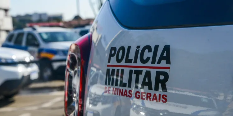 Fuga frustrada: idoso de 61 anos é surpreendido com arsenal de drogas dentro de casa