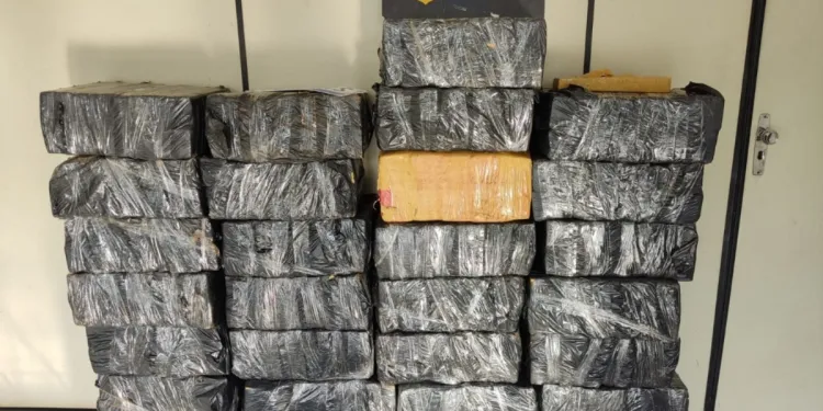 Mais de 500 kg de maconha são apreendidos e carro roubado é recuperado pela PRF