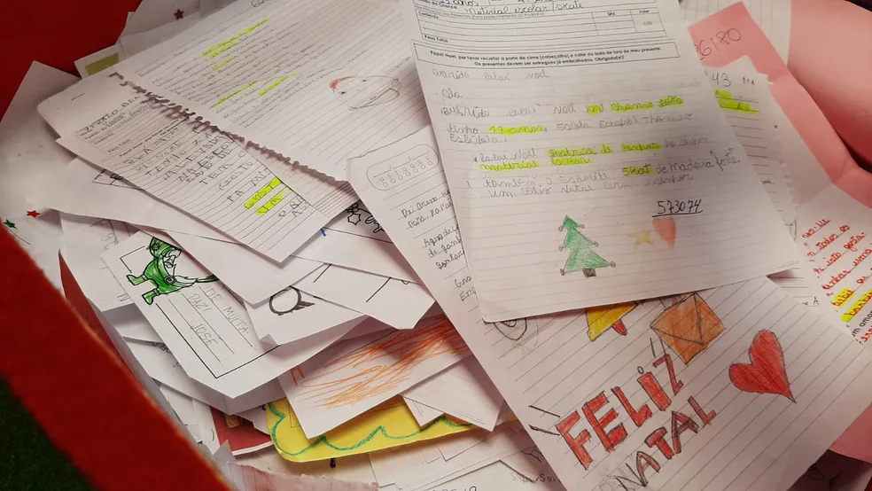 Papai Noel dos Correios chega a Divinópolis com apelos emocionantes nas cartinhas: “Só quero um presente neste Natal”