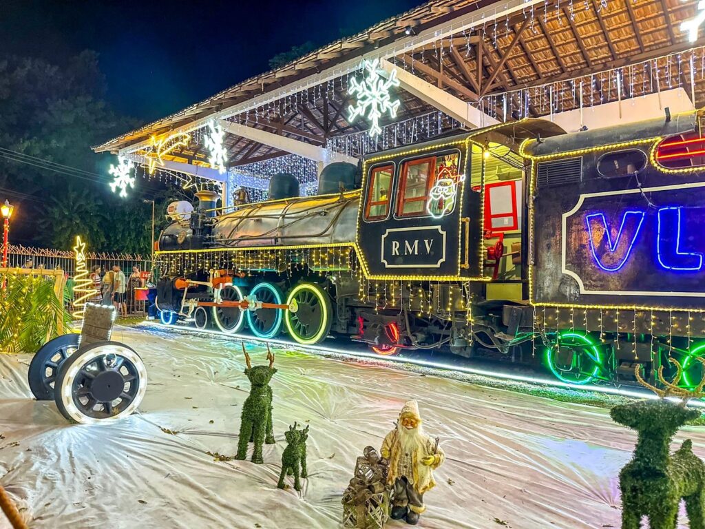 Papai Noel chegando de trem iluminado em Divinópolis! Evento gratuito promete encantar famílias no dia 18 divi.jfif