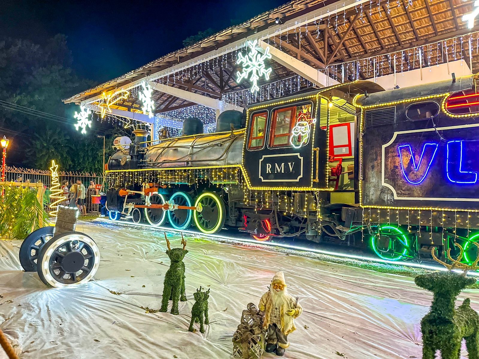 Papai Noel chegando de trem iluminado em Divinópolis! Evento gratuito promete encantar famílias no dia 18