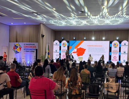 Gleidson Azevedo, prefeito de Divinópolis, transforma ‘Encontro de Consórcios’ em crise, ataca CISVI e ainda usa versículo bíblico para justificar comportamento