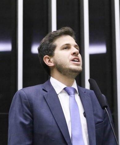 Câmara dos Deputados aprova salário-paternidade e amplia licença para pais no Brasil; veja quem terá direito img20251104172424335-768x473