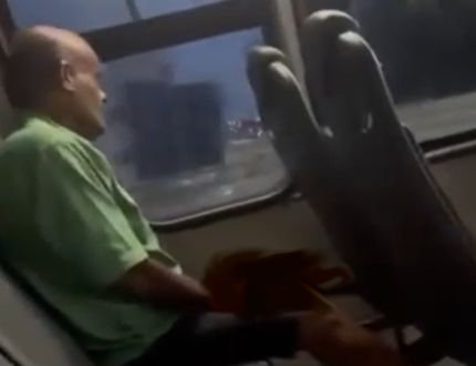Homem é flagrado se masturbando dentro de ônibus de linha urbana em Divinópolis e causa revolta entre passageiros