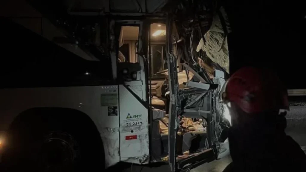 Acidente na BR-381: ônibus atinge carreta e deixa passageira ferida onibus-com-52-passageiros-colide-com-carreta-na-br-381-entre-carmopolis-e-oliveira-1200x675