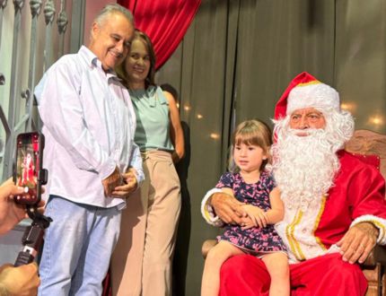 Papai Noel passou por Itaúna e emocionou famílias em noite iluminada; evento atraiu multidão e marcou o início do Natal
