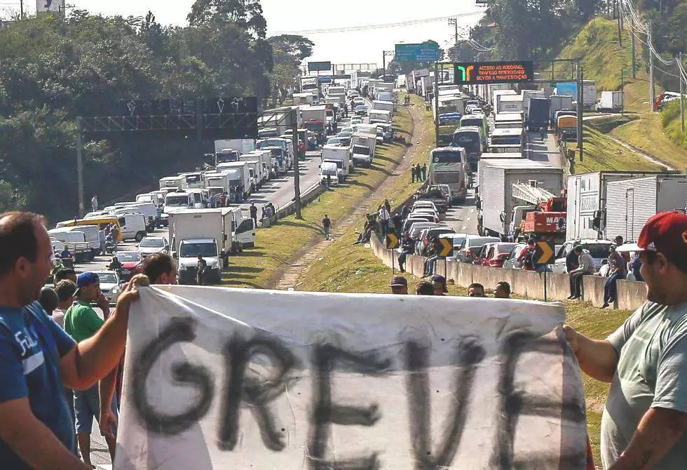 Caminhoneiros anunciam paralisação para quinta-feira (04)