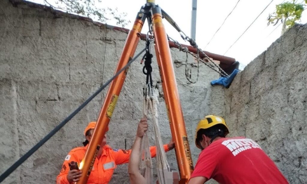 Homem desce em poço de 10 metros para salvar cachorro e acaba preso com o animal em Divinópolis 1_tutor-tenta-salvar-cachorro-de-afogamento-e-acaba-preso-em-poco-em-minas---61812618