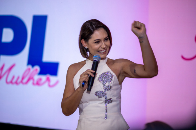 Michelle Bolsonaro reposiciona seu papel político e admite compor chapa com Tarcísio após prisão de Jair Bolsonaro
