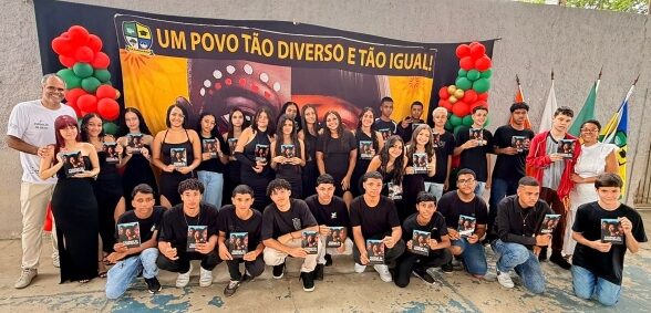 Alunos da Escola Professor Bahia lançam livro sobre resistência e cidadania em Divinópolis 6679318da37d38556a63eabb429f50fb