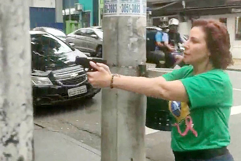 Câmara Federal dos Horários Ocultos: Deputados votam de madrugada e salva Carla Zambelli em afronta ao STF Carla Zambeli