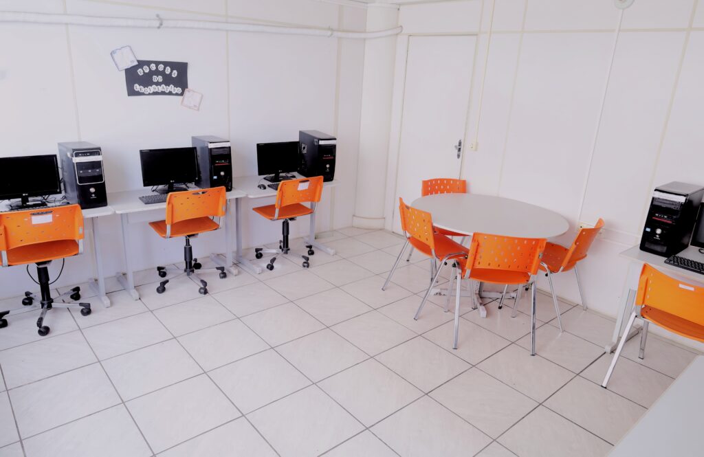 Câmara de Divinópolis oferece espaço com computadores e internet à população Foto 1 (1)