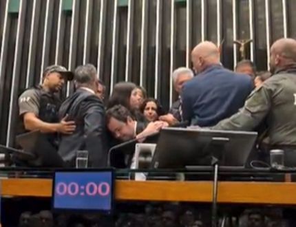 Glauber Braga ocupa cadeira da Presidência da Câmara e é retirado à força nesta terça (9)