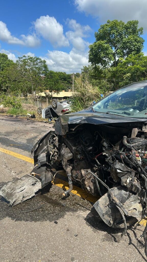 Palio invade contramão, bate de frente e deixa três feridos na MG-431, em Pará de Minas IMG-20251207-WA0033