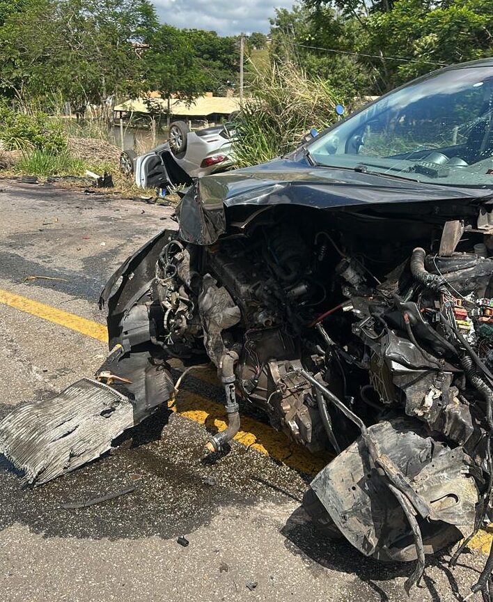 Palio invade contramão, bate de frente e deixa três feridos na MG-431, em Pará de Minas