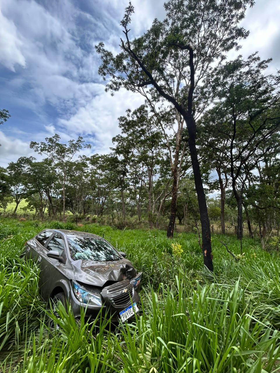 Carro sai da pista na BR-494 e atinge árvore; mãe e filha ficam feridas