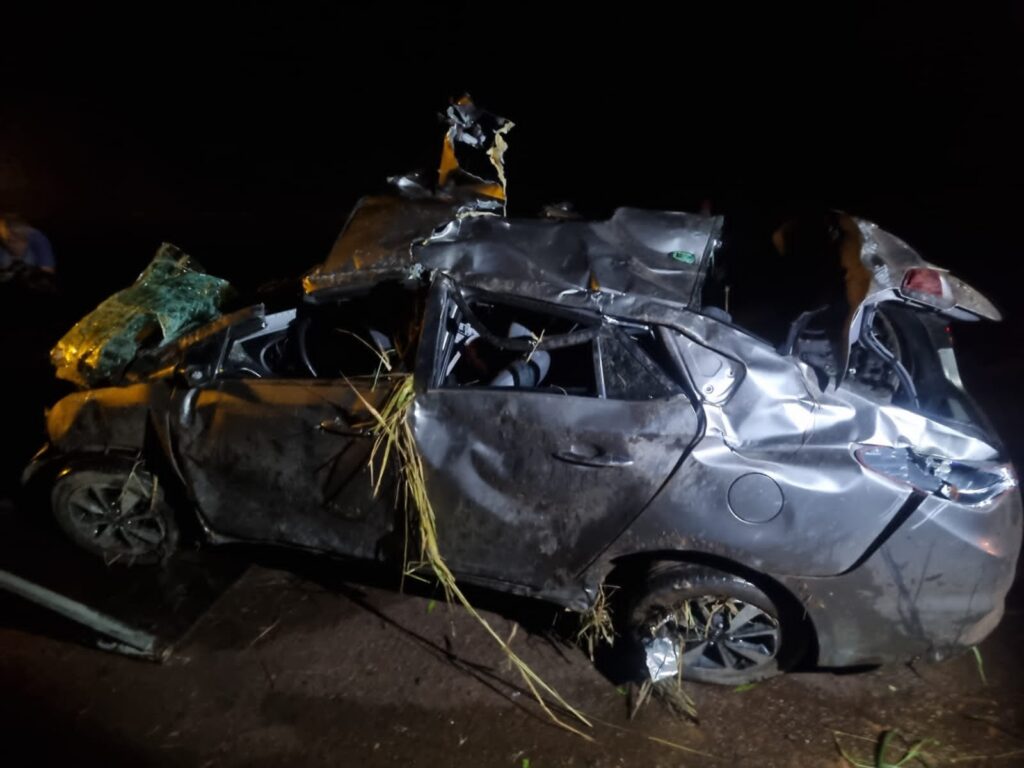 Motorista fica ferido após carro capotar e bloquear pista da MG-431 em Itaúna IMG-20251211-WA0017