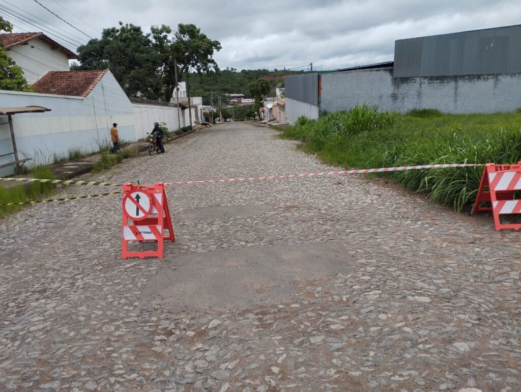 Vazamento de 5 mil litros de produto inflamável mobiliza Bombeiros e isola rua em Divinópolis IMG-20251213-WA0032(1)