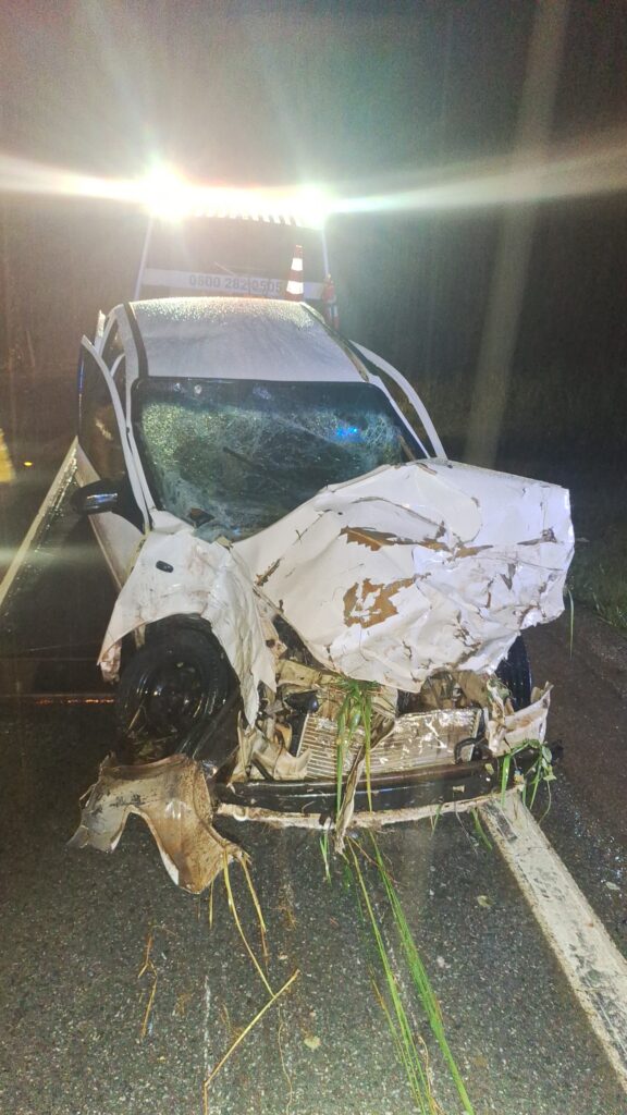 Acidente na MG-050 deixa motorista ferido após aquaplanagem em Pedra do Indaiá IMG-20251218-WA0014