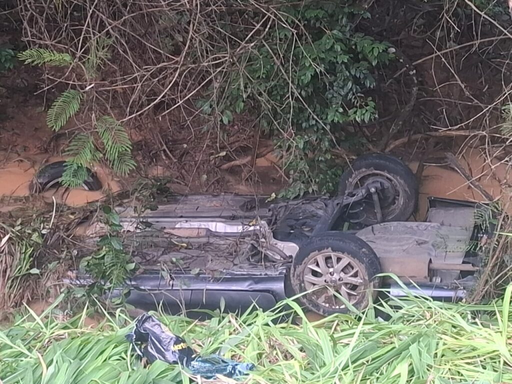 Família morre afogada após carro capotar de madrugada e cair em córrego IMG-20251220-WA0014