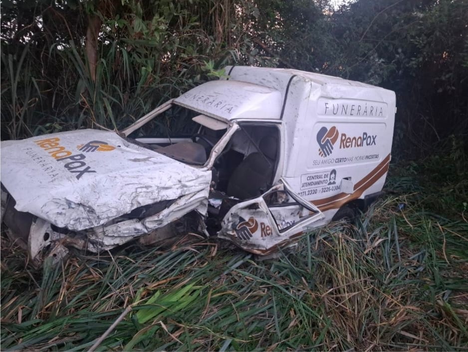 Colisão na BR-494 deixa dois motoristas feridos após invasão de contramão em Nova Serrana IMG-20251225-WA0023